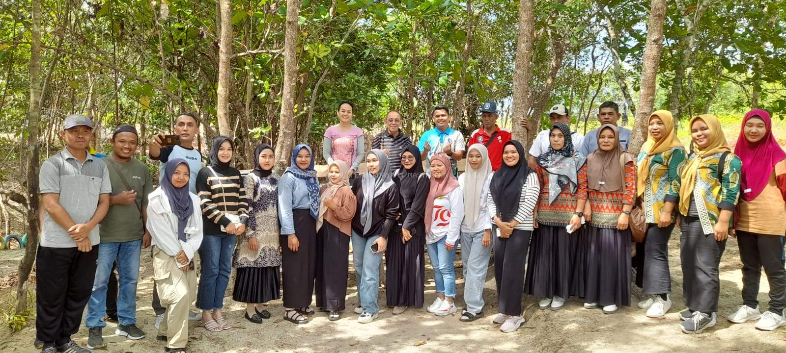 KUNJUNGAN BALASAN PABRIK WOODCHIPS KE SEKOLAH BUMDESA UBOK SEKICING KABUPATEN BANGKA BARAT